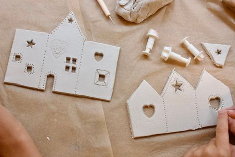 Template For Clay House, Clay Houses Diy, Air Dry Clay Houses, Carillons Diy, Ceramic Pinch Pots, Clay House, Diy Christmas Village, Christmas Crafts To Sell, Roof Shapes