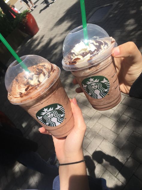 Copos do starbucks, fotos com amigas e etc Double Chocolate Chip Frappuccino, Starbucks Hot Drinks, Kawa Starbucks, Starbucks Caramel Drinks, Chocolate Chip Frappe, Sweet Coffee Drinks, Starbucks Frappuccino Recipe, Starbucks Banana Bread, Starbucks Girl