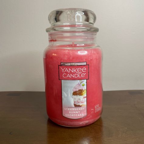 Brand New - Never Burned - Up To 150hrs Of Burn Time - Sweet Strawberries Layered Between Fluffy Vanilla Cake And Topped With Whipped Cream (Sweet/Food Scent) Fluffy Vanilla Cake, Sweet Candle, Strawberry Bunny, Strawberry Candle, Yankee Candle Scents, Homemade Scented Candles, Sweet Candles, Candle Scents, Fragrant Candles