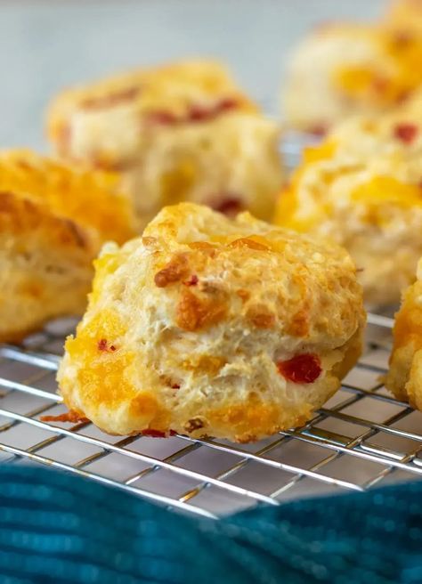 Pimento Cheese Biscuits are a wonderful brunch recipe or breakfast recipe. You can eat these biscuits with some sliced ham in the middle for a delicious breakfast or brunch. You could also just serve them as a side to some pulled pork or fried chicken dinner. I like to eat them as is hot out of the oven!#BreakfastIdea #BrunchIdea #EasyRecipe #CheesyBiscuits #BiscuitRecipe #BreakfastRecipe #EasterBrunchIdeas #EasterRecipe Fun Breads, Ideas With Biscuits, Breakfast Ideas With Biscuits, Easter Leftover Recipes, Low Carb Breakfast Muffins, Biscuits Homemade, Cheesy Ham, Country Ham, Flaky Biscuits