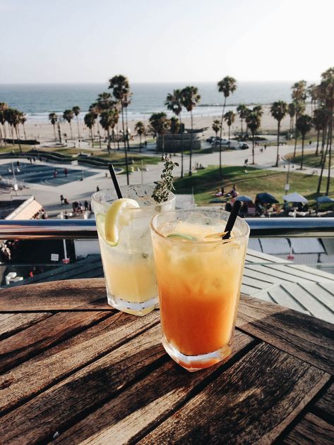 A Perfect 1-Day Venice Beach itinerary. Cocktails on the rooftop of the famous Hotel Erwin, situated for the beach sweeping views of the Venice Boardwalk, ocean and Los Angeles county. Beach Itinerary, Visit Los Angeles, Venice Beach California, California Camping, Muscle Beach, Rooftop Lounge, Beach Signs, Camping Experience, Venice Beach