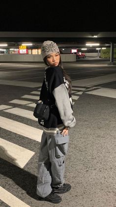 Beanie Outfit Women Street Styles, Grey Beanie Outfit Winter Style, Outfits With Gray Beanies, Beanie Gym Outfit, Black Beanie Outfit Aesthetic, Bennies Hats Outfits, Gray Beanie Outfit, Elsie Aesthetic, Bennie Outfits