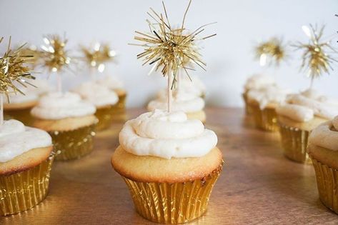 Sparkler Cupcakes, Golden Bday, Golden Birthday Cakes, Centerpieces Table, Golden Birthday Parties, Photobooth Ideas, Ideas For Baby Shower, First Birthday Cupcakes, Cupcakes For Boys