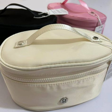 Lululemon Oval Tap-Access Kit Makeup Bag 3.5l Brand New And Unused Lululemon Makeup Bag, Oval Bag, Mini Makeup Bag, Neoprene Bag, Makeup Product, Toiletry Kit, Yoga Bag, Body Design, Mini Pouches