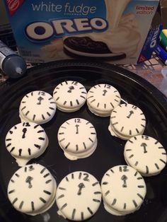 New Year's Eve - DIY - clocks strike midnight - made from Oreos dipped in white chocolate with piped on clock markings First Birthday New Years Eve, Midnight Cookies, New Years Eve Party Ideas Food, New Years Eve Dessert, Diy Party Food, Diy Clocks, Holidays Crafts, New Year's Desserts, New Years Eve Day