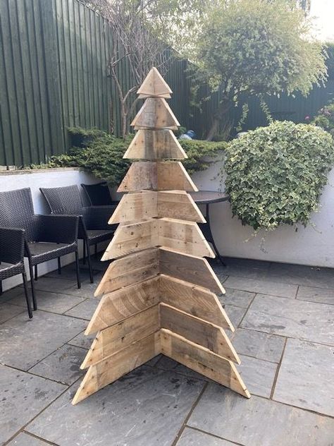 Wooden Pallet Trees Christmas, Pallet Wood Xmas Trees, How To Make A Pallet Christmas Tree, Christmas Trees Made Out Of Pallets, Pallet Christmas Trees Diy, Pallet Outdoor Christmas Decor, Light Up Deer Christmas Outside, Wood Christmas Tree Outdoor, Christmas Decorations From Pallets