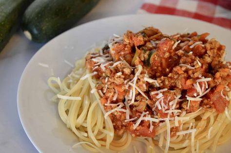 Traditional Italian bolognese meat sauce gets lightened up with this delicious ground Turkey Vegetable Spaghetti recipe. Healthy and easy. Turkey Pasta Recipes, Healthy Bolognese, Italian Bolognese, Baked Tortellini Casserole, Turkey Zucchini, Italian Meat Sauce, Turkey Bolognese, Vegetable Lasagne, Vegetable Spaghetti