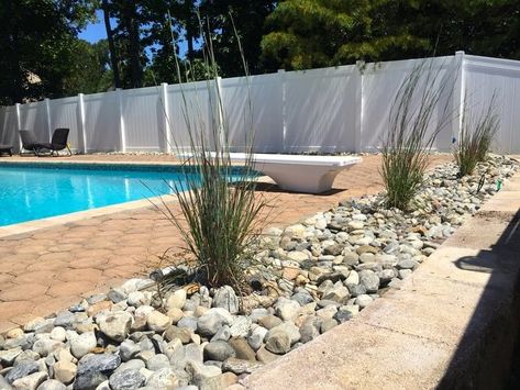 Simple Pool Landscaping, Landscaping Around Pool, Pool Landscaping Ideas, Pool Dekor, Inground Pool Landscaping, Oberirdische Pools, Simple Pool, River Rock Garden, Outdoor Pool Area