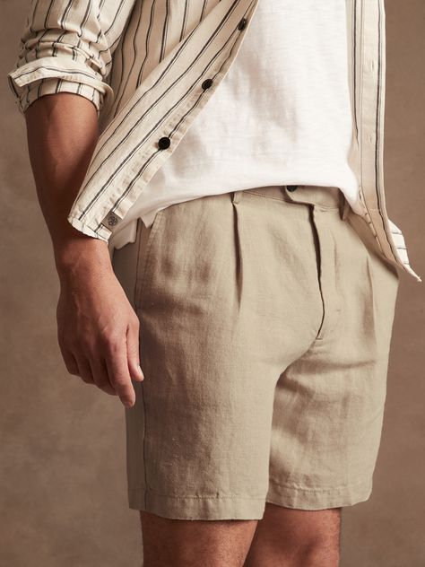 Casual and lightweight, these single pleat linen shorts are a smart style when temperatures soar.  Secure them with your favorite burnished leather belt for rugged appeal.  STRAIGHT FIT: Straight through the hip and thigh.  Zip fly with button closur Men’s Shorts Style, Mens Shorts Outfits Casual, Linen Shorts Outfit Men, Mens Shorts Fashion, Linen Shorts Outfit, Linen Shorts Men, Shorts Outfit Casual, Summer Wear Men, Koh Kood