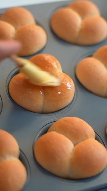 Clover Leaf Rolls Recipe, Clover Rolls Recipe, Old Fashioned Yeast Rolls Recipe, Clover Leaf Rolls, Cloverleaf Rolls Recipe, Honey Yeast Rolls, Yeast Dinner Rolls Recipe, Cloverleaf Rolls, Banana Bread Recipe Easy Moist