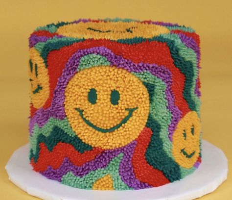 Smiley Cake Designs, Smiley Birthday Cake, Rug Cake, Smiley Rug, Smiley Cake, Smile Cake, Smiley Birthday, Geometric Cake, Bon Mardi