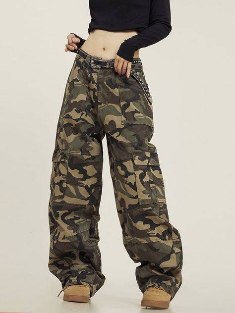 CTB relaxed-fit cotton blend cargo pants, belt loops, zip-fly, four-pocket styling, patch pockets at outseams. Composition - Cotton Blend Sizing: US/EU Regular Fit Model: 168cm/55kg 5'6/121lbs wearing size M The Slim Shady, Latina Fashion Outfits, Camo Cargo Pants, Camo Outfits, Camouflage Pants, Green Cargo Pants, Baby Tees Y2k, Camo Pants, Fall Winter 2024