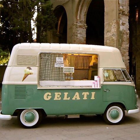 A sweet gelati Kombi van. From Roma Italy. Vintage Ice Cream Truck, Ice Cream Flower, Ice Cream Car, Kombi Van, Coffee & Love, Coffee Trailer, Mobile Food Trucks, Parts Unknown, Food Cart Design