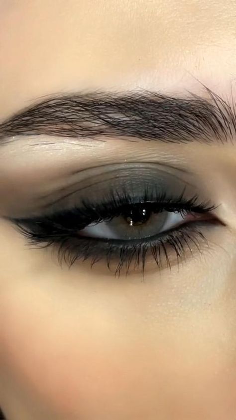 Black Eyeshadow Makeup, Smokey Eyeshadow Looks, Grey Smokey Eye, Black Smokey Eye Makeup, Black Eye Makeup, Smokey Eye Easy, Grey Makeup, Smokey Eyeshadow, Smokey Eye Tutorial