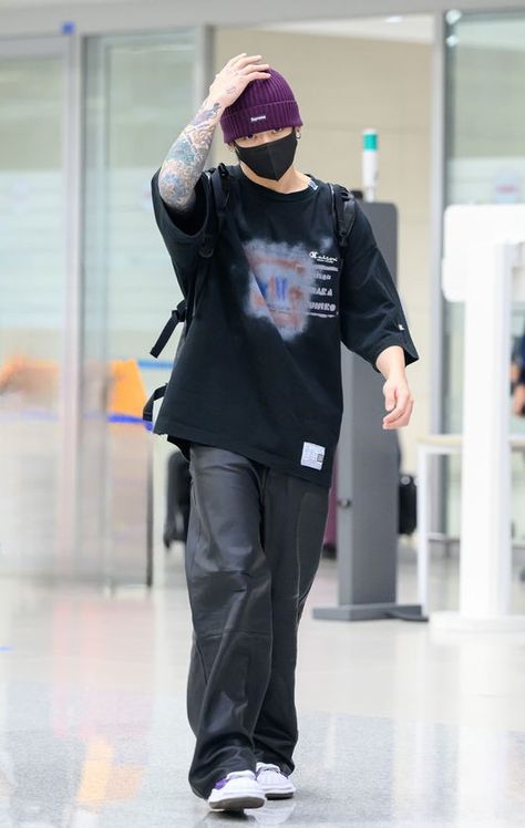 Bts Airport, Bts Clothing, Jungkook Aesthetic, Black Cargo, Jungkook Cute, Incheon, Airport Style, Kpop Outfits, Bts Boys