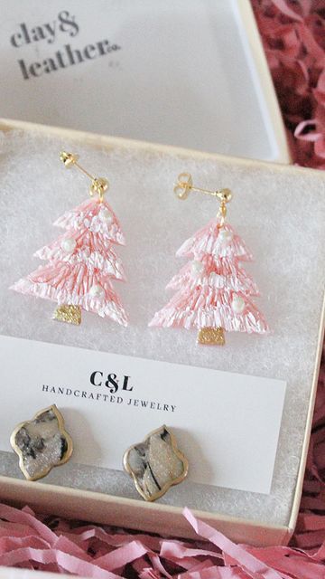 Clay & Leather Co. // Handmade Jewelry on Instagram: "Pink Christmas Tree’s? I think yes! Get festive with an adorable 15oz hand poured soy wax candle! Made with the scent of robust pine blended with hints of sage and citrus to give it a zesty evergreen fragrance! Handmade by Petal and Wick. Pink tree earrings are the perfect whimsical accessory for your winter wardrobe! Paired with classy gold marbled studs for everyday wear! ✧ Hand sculpted polymer clay ✧ Hypoallergenic Posts ✧ Lead and Pink Christmas Polymer Clay Earrings, Pink Christmas Earrings, Pink Christmas Clay Earrings, Winter Polymer Clay Earrings, Christmas Clay Earrings, Jewelry 101, Clay Techniques, Whimsical Accessories, Clay Christmas