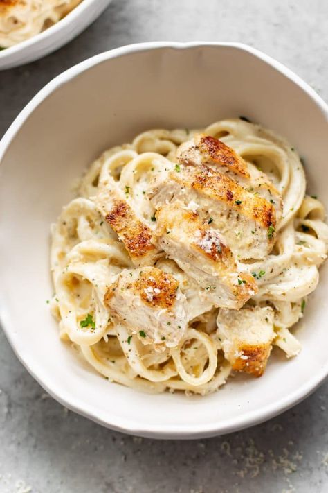 This Chicken Fettuccine Alfredo pasta recipe is better than the Olive Garden's! It's loaded with garlic, heavy cream, cream cheese (the secret ingredient), parmesan, butter, and it's incredibly delicious! It's sure to become a family dinner favorite. Pasta Alfredo Receta, Olive Garden Chicken Alfredo Recipe, Easy Chicken Fettuccine, Pasta Alfredo Con Pollo, Easy Chicken Fettuccine Alfredo, Chicken Fettuccine Alfredo Recipe, Creamy Garlic Chicken Pasta, Chicken Alfredo Fettuccine Recipe, Fettuccine Alfredo Recipe