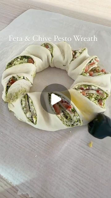 Pesto Wreath, Puff Pastry Christmas, Recipes Pesto, Veggie Side Dish Recipes, Pasta Filo, Wrap Recipe, Garlic Clove, Catering Food, Veggie Side Dishes