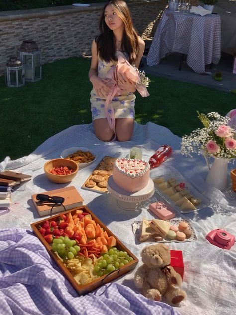 Picnic Aesthetic Cumpleaños, Picnic Birthday Photoshoot, Picnic Dress Ideas, Beach Birthday Dress, Picnic Birthday Party Aesthetic, Birthday Picnic Aesthetic, Picnic Birthday Cake, Picnic Poses, Cake Picnic