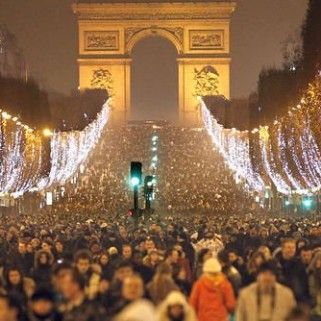 Underground Subway, Pretty Nature Pictures, Martyn Lawrence Bullard, Happy New Year Photo, Metro System, Paris Metro, New Year Photos, Christmas Travel, Paris City