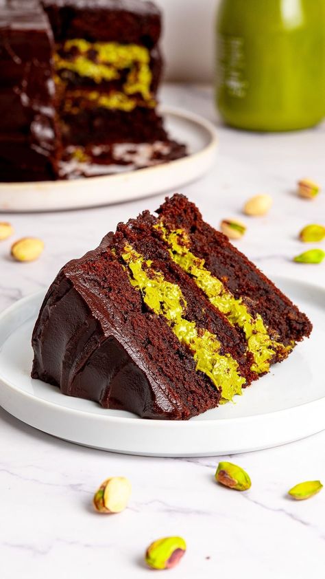 Ems Foodie Fix | Viral Dubai Chocolate Bar Cake 🍫🤯Just like the viral chocolate bar it is loaded with a creamy pistachio butter and crispy filo pastry... | Instagram Chocolate Bar Cake, Chocolate Bar Cakes, Pastry Filling, Dubai Chocolate, Bar Cake, Pistachio Butter, Jello Shot Recipes, Pistachio Cream, Filo Pastry