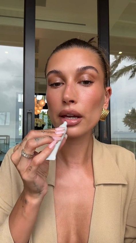 Hailey Bieber Natural Nails, Hailey Bieber Glowy Makeup, Hailey Beiber Make Up Looks, Hailey Bieber Glam, Hailey Bieber Makeup Looks, Fall Makeup 2023, Hailey Makeup, Hailey Bieber Makeup, Hayley Bieber