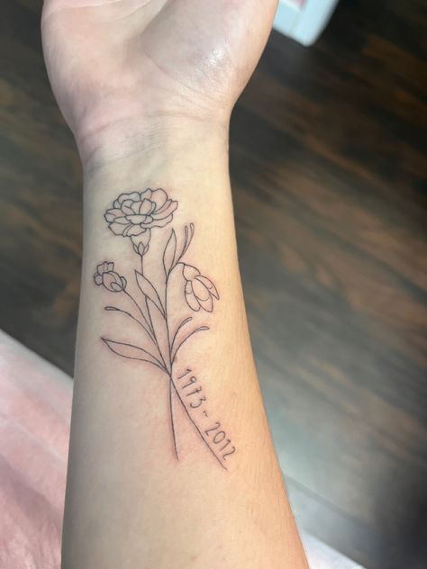 May And March Birth Flower Tattoo, Carnation Memorial Tattoo, Birth Flower Memorial Tattoo, November Birth Flower Tattoo Small, Flower With Date Tattoo, January Birth Flower Tattoo Ideas, Rose Tattoo With Date, Birth Date Tattoos For Women, Flower Memorial Tattoo