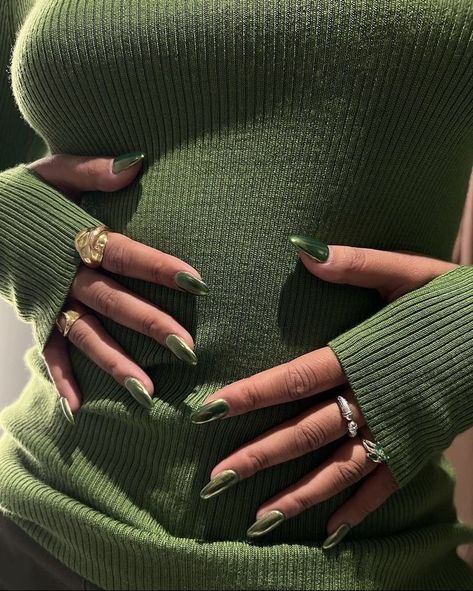 Chrome Nails Christmas, Green Nails Chrome, Nails Inspo 2023, Nails December, Casual Outfit Fall, Nails Thanksgiving, Cool Nails, December Nails, Nails Chrome