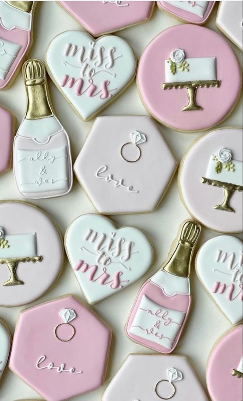 Pink Kitchen Tea Ideas, Team Bride Cookies, Hen Party Cookies, Hens Party Cookies, Hen Do Cookies, Bride Cookies Decorated, Bachelorette Party Cookies Decorated, Bachelorette Sweets, Bridal Shower Cookies Pink