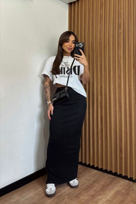 Oversized Tshirt Outfit With Skirts, Long Green Cargo Skirt Outfits, Dunk Women Outfit, Nike Dress Outfit, Long Skirt Tshirt Outfit, Long Skirt And Tshirt Outfits, Black Sambas Outfit, Black Tshirt Dress Outfit, Outfit Ideas With Sneakers