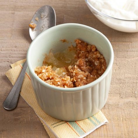 Mini Apple Crisp Recipe, Mini Apple Crisp, Quick Apple Crisp, Best Apple Desserts, Apple Crisp Recipe, Single Serve Desserts, Apple Dessert Recipes, Apple Crisp Recipes, Afternoon Snack