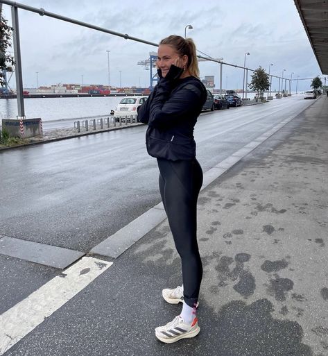 Cute Winter Running Outfit, Running Outfit Spring, Warm Running Outfits, Running Winter Aesthetic, Autumn Running Outfit, Running In Winter Aesthetic, Running Fits Winter, Winter Running Outfit Aesthetic, Running Winter Outfit