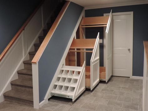 Ce genre de mur pourrait couper un peu plus de bruits ? économiser sur le railing ? combiné avec une belle finition bien sûr Space Under Stairs, Closet Under Stairs, تحت الدرج, درج السلم, Storage Solutions Closet, Staircase Storage, Under Stairs Cupboard, Basement Stairs, Stair Decor