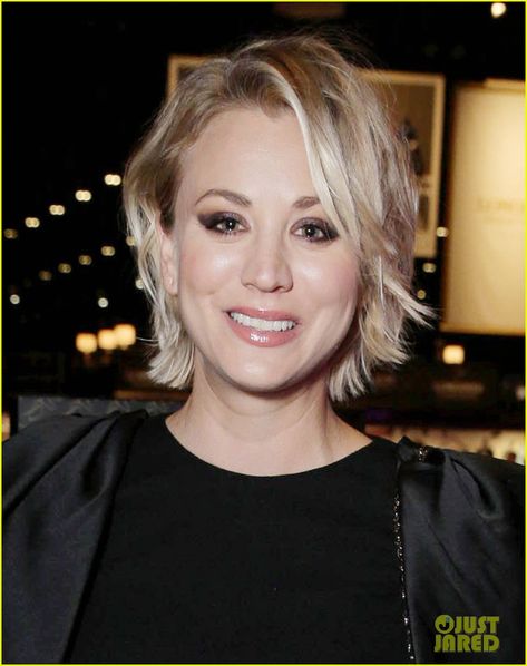 Kaley Cuoco Makes First Official Post-Split Appearance: Photo ... Kaley Cuoco Hair, Kaley Couco, Kaley Cuoco Short Hair, The Big Bang Theory, Kaley Cuoco, Trendy Short Hair Styles, Grow Out, Big Bang Theory, Big Bang