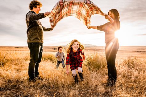 Family Farm Photos, Winter Photo Ideas, Farm Family Pictures, Family Session Poses, Candid Family Photography, Cute Family Photos, Winter Family Photos, Farm Photos, Family Photoshoot Poses