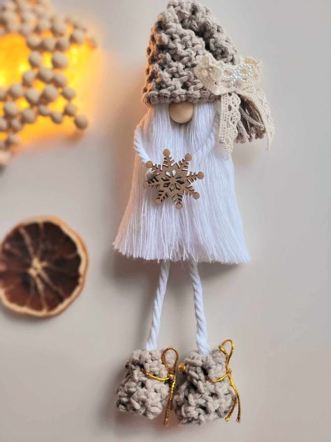 Macrame gnome with hat, boots and snowflake Macrame Grinch, Home Made Christmas Decorations Craft, Diy Macrame Gifts, Macrame Gnome Tutorial, Macrame Gnomes Diy, Macrame Christmas Decorations Tutorial, Macrame Christmas Decorations Diy, Home Decor Diy Ideas Creative, Macrame Snowman