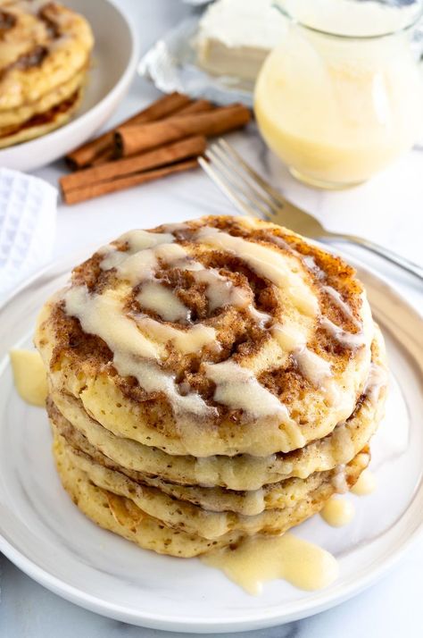 Quick Cinnamon Roll Pancake Recipe – Yummy and fully Pancake Donuts Recipes, Cinnamon Roll Pancakes Easy, Cinnamon Bun Pancakes, Pancakes With Cinnamon, Cinnamon Roll Pancakes Recipe, Pancake Ideas, Hershey Recipes, Gingerbread Dessert, Cinnamon Roll Pancakes