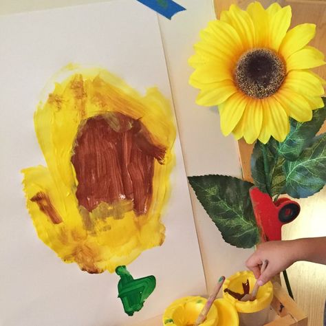 We Love Our Easel! - Ms. Stephanie's Preschool Easel Painting Ideas Preschool, Painting Ideas Preschool, Easel Painting Ideas, Painting Preschool, Easel Ideas, Fall Writing Activities, Painting Sunflowers, Ideas For Preschoolers, Paint Trays