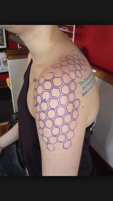 Honeycomb pattern Hexagon Tattoo, Honeycomb Tattoo, Tattoo Fonts Cursive, Armor Tattoo, Small Rose Tattoo, Girls With Sleeve Tattoos, Small Flower Tattoos, Friendship Tattoos, Hexagon Design