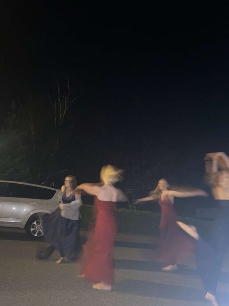 Prom Night Aesthetic Friends, Blurry Pictures Night, High School Prom Aesthetic, Prom Aesthetic Party, Prom Aesthetic Friends, Prom Night Aesthetic, Prom Photos Aesthetic, Hoco Aesthetic, Gala Pictures