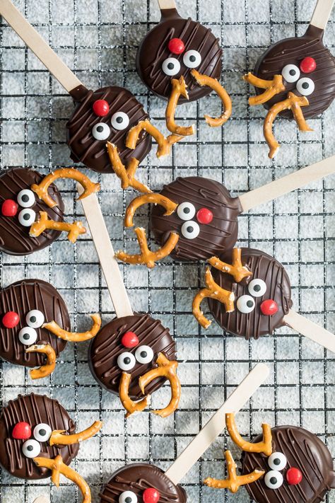 Chocolate reindeer cookie pops on a wire tray Christmas Oreo, Chocolate Reindeer, Cookies For Christmas, Oreo Cookies Dipped, Chocolate Dipped Cookies, Reindeer Cookies, Chocolate Pops, Oreo Pops, Best Christmas Cookies