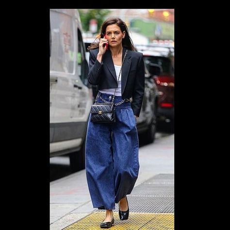 Dalida | Everyday is a Fashion Day on Instagram: "How to Wear the : The Balloon Jean Boyfriend. Katie Holmes is our Favorite #fashiontuesday look. #styleoftheday . . . . ..#fashion #styleinfluence #styletrends #styleootd #ootdfashion #ballerineshoes #styleidea #chanelbags #styleoftheweek #ootdstyle #katieholmes #cutestyle #fashionposts #dalhiida #fashionoutfits #howtowearit #outfitlook #ballonpants #styletrend #fashionoutfit #styleofthedays #balloon #myfashion #outfitlook #whitetshirts #ba Ballon Jeans Outfits, Balloon Jeans Outfit, Balloon Jeans, Jeans Outfit Spring, Balloon Pants, Jean Boyfriend, Fashion Days, Fit Ideas, Katie Holmes