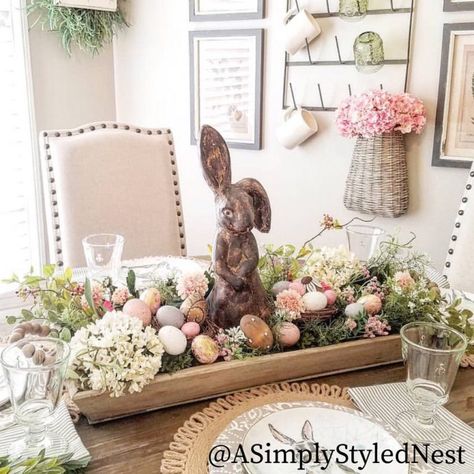 Follow The Yellow Brick Home - Spring Dough Bowl Ideas How To Style a Dough Bowl For Spring & Easter Simple Easter Decor, Easter Bunny Centerpiece, Easter Table Setting, Diy Osterschmuck, Easter Arrangement, Season Decor, Tafel Decor, Easter Table Settings, Spring Centerpiece