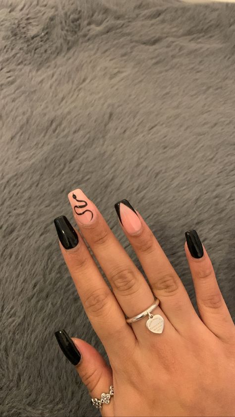 Snake Art Nails, Semicolon Nail Design, Black Nails With Snake Design, Acrylic Nails Snake Design, Simple Snake Nails, Short Snake Nails, Black Snake Nail Design, The Weekend Inspired Nails, Snake Nail Art Design