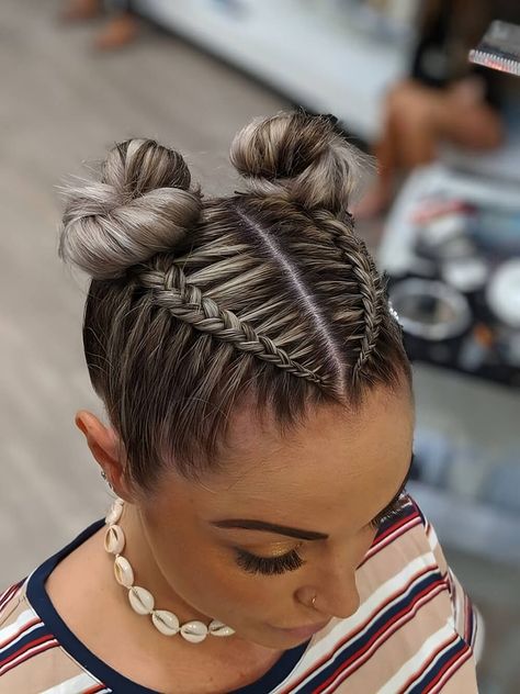 27 Fun Space Bun Hair Ideas To Rock At Your Next Festival Festival Hair Braids, Two Buns, Hairstyle Examples, Rave Hair, Hairstyles Natural, Hairstyles Braided, Dance Hairstyles, Trendy Hairstyle, Hairstyles Men