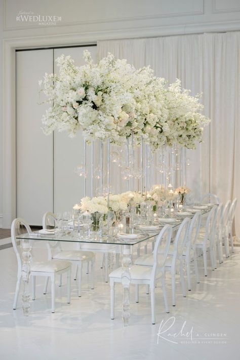 Estate Table Wedding Reception Ideas, Neutral Wedding Floral Centerpieces, Cristal Wedding Theme, White And Silver Reception Decor, All White Themed Wedding, White Themed Wedding Decor, All White Wedding Reception Decoration, Elegant White Wedding Flowers, White Wedding Theme Receptions