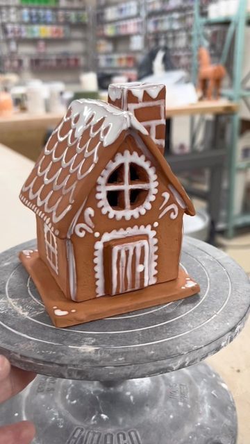 Pottery Gingerbread Man, Small Clay Houses, Ceramics Gingerbread House, Gingerbread Ceramic House, Small Gingerbread House Ideas, Clay Gingerbread House Diy, Christmas Clay Ideas Decoration, Ceramic Gingerbread Man, Christmas House Ceramic