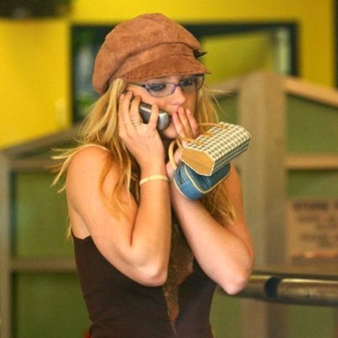 caption this biatches @rememberthishappened 💕 Britney Spears Young, Britney Spears 2000, Britney Spears Photos, 90s Pop Culture, Britney Spears Pictures, Kendall Style, Mazzy Star, 90s Model, News Boy Hat