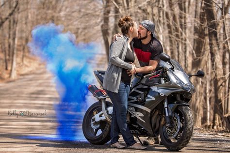 Motorcycle Gender Reveal, Couple Moto, Baby Pictures Poses, Love Gender, Christmas Gender Reveal, Motorcycle Baby, Gender Reveal Photos, Baby Announcement Pictures, Gender Reveal Ideas