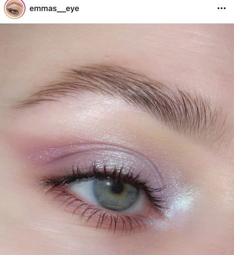 Feminine Gaze Aesthetic, Light Purple Eye Shadow, Soft Lavender Makeup, Makeup For Light Purple Dress, Lavender Makeup Looks Natural, Purple Natural Makeup, Natural Purple Makeup, Simple Purple Eyeshadow Looks, Mauve Eye Makeup